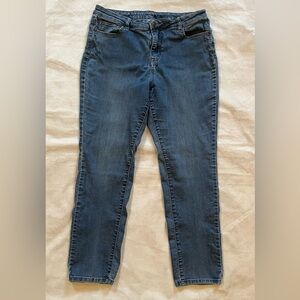 W62 Women’s Jeans size Petite 14 with Classic Fit Straight cut mid-Rise MED-Wash